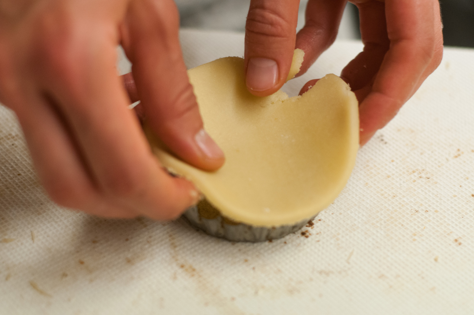Preparing tartlet pastry by hand